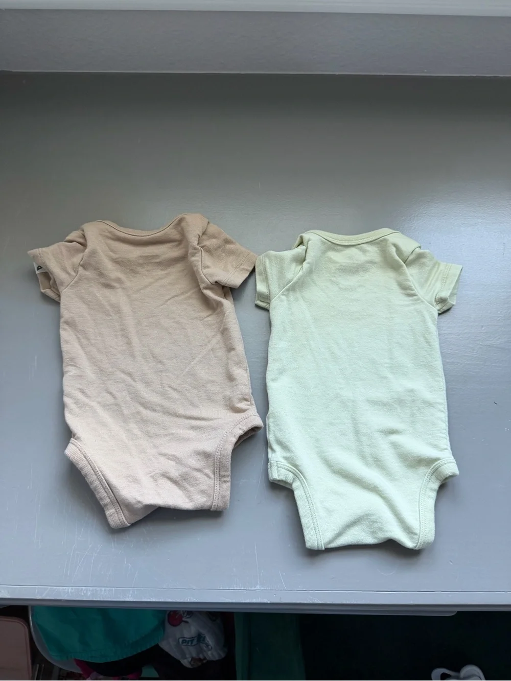 Kids Solid Short-Sleeve One-Piece Bodysuit - Beige and Light Green